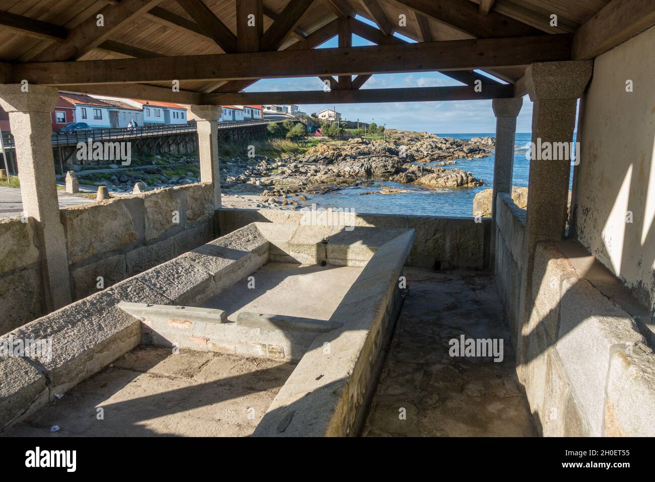 Öffentliches altes Lavoir, Waschhaus am Meer in A Guarda, Galizien, Spanien. Stockfoto