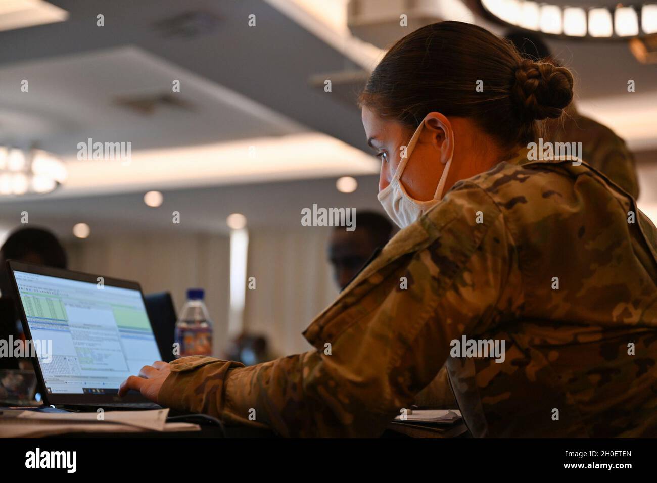 SPC der US-Armee. Josephine Lunde, eine Kommunikations-IT-Spezialistin, Combined Joint Task Force - Horn of Africa (CJTF-HOA), schließt ein Host-Analyse-Szenario bei einem Cyber-Defense-Engagement im Sheraton Hotel, Dschibuti, 17. Februar 2021 ab. Das Projekt ermöglichte es den Teilnehmern, ihre Fähigkeit zur sicheren Kommunikation zu verbessern und ihre Interoperabilität im Bereich der Cyberabwehr zu verbessern. Stockfoto