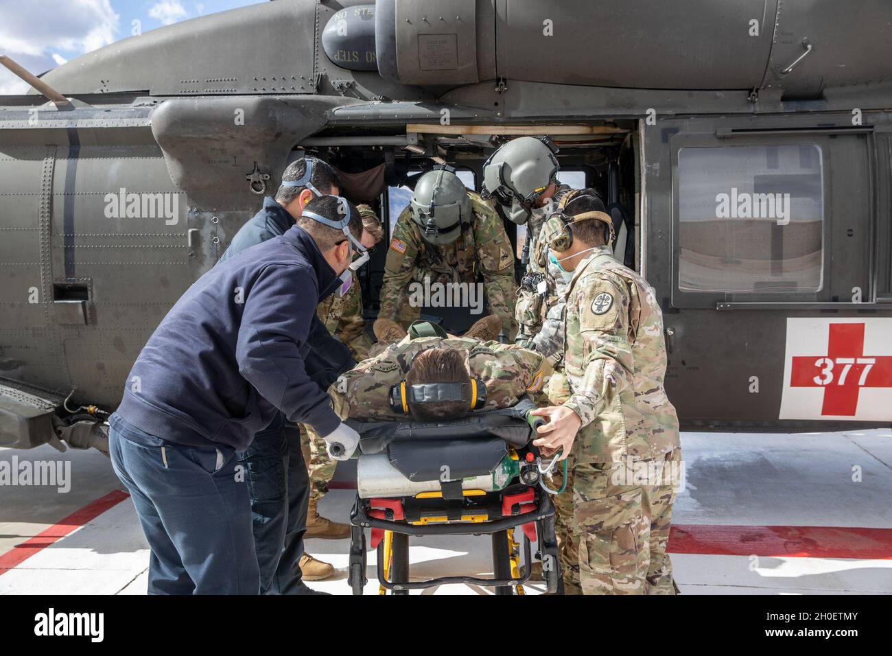Die Lonestar Dustoff-Besatzungen treffen sich mit medizinischem Personal des William Beaumont Army Medical Center, um die MEDEVAC-Operationen am Hubschrauberlandeplatz des neuen Krankenhauses zu besprechen. Stockfoto