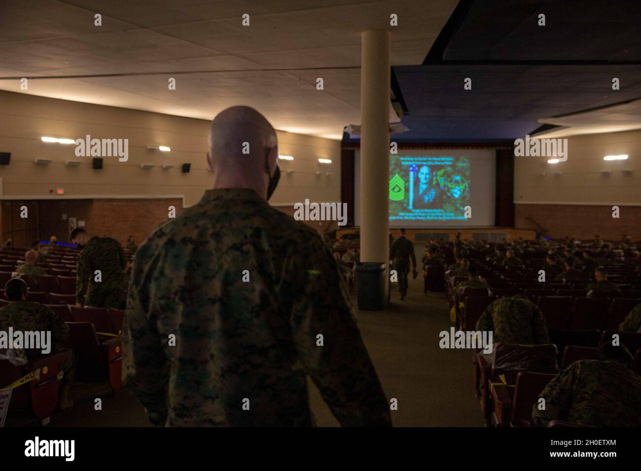 Der 19. Oberfeldwebel des Marine Corps, Sgt. Maj. Troy E. Black, spricht in einem Rathaus der Marine Corps Air Station Cherry Point, NC, 17. Februar 2021. Der Hauptfeldwebel des Marine Corps führte den Besuch durch, um mit Marines zu sprechen, die derzeit an ihrer ersten Flugausbildung teilnehmen. Die Mission des Center for Naval Aviation Technical Training (CNATT) besteht darin, die für die Erfüllung validierter Flottenanforderungen erforderlichen Schulungen zu entwickeln, zu liefern und zu unterstützen, indem ein kontinuierliches berufliches und persönliches Wachstum für Segler und Marineinfanteristen erreicht wird. Stockfoto