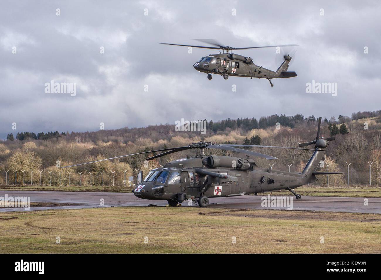 Medevac-Hubschrauber, der 12. Combat Aviation Brigade (12. CAB) zugewiesen, Rückkehr zum US Army Airfield auf dem Baumholder Manöver Training Area, Deutschland 16. Februar 2021. Diese Hubschrauber unterstützen die Gunnery-Übung im Bereich 35, Militärtrainingsgebiet Baumholder Stockfoto