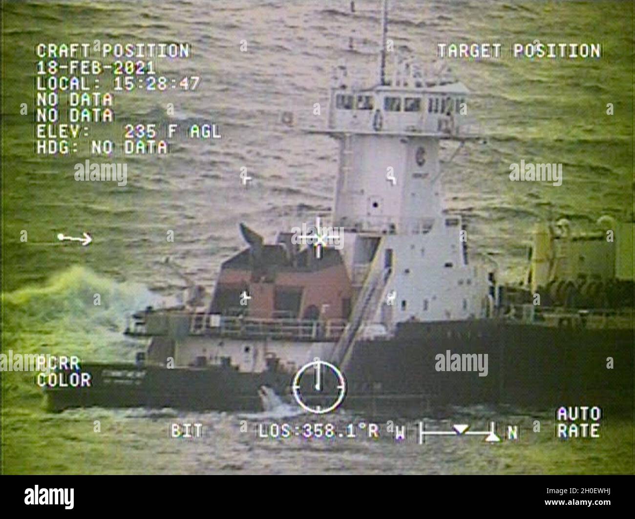 Eine Hubschrauber-Crew der Küstenwache vom Sektor Columbia River bereitet sich darauf vor, am 18. Februar 2021 einen verletzten Mann von einem Schiff vor der Küste Washingtons zu treffen. Der Mann litt unter einer Kopfzerrung. Stockfoto