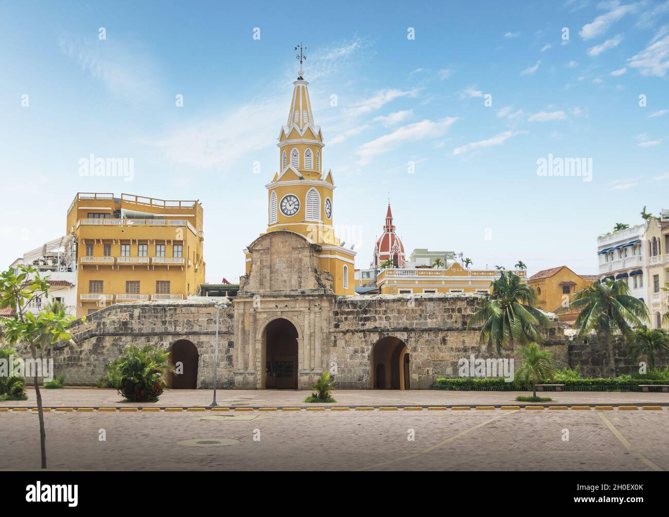 Tor und Uhrturm - Cartagena de Indias, Kolumbien Stockfoto