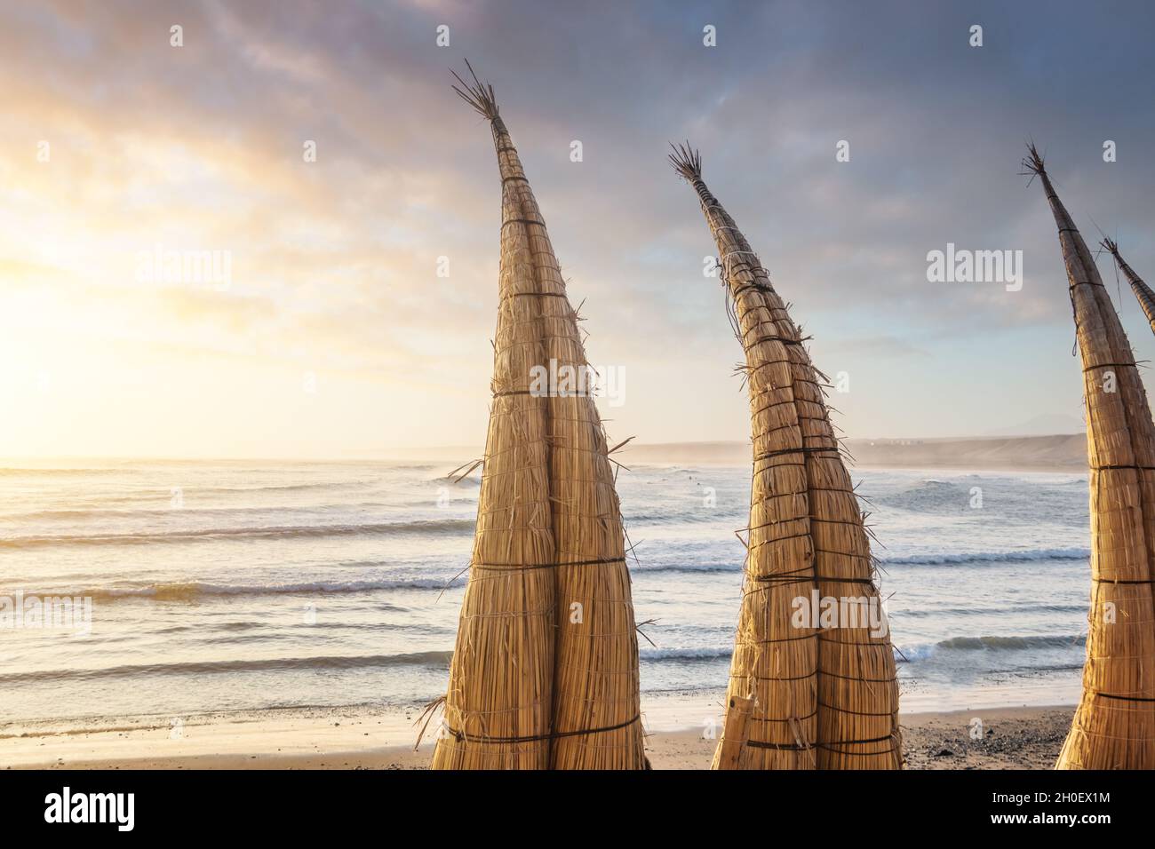 Traditionelle Schilfboote namens Caballitos de totora - Huanchaco, Trujillo, Peru Stockfoto Traditionelle Schilfboote namens Caballitos de totora - Huanchaco, Trujillo, Peru Stockfoto