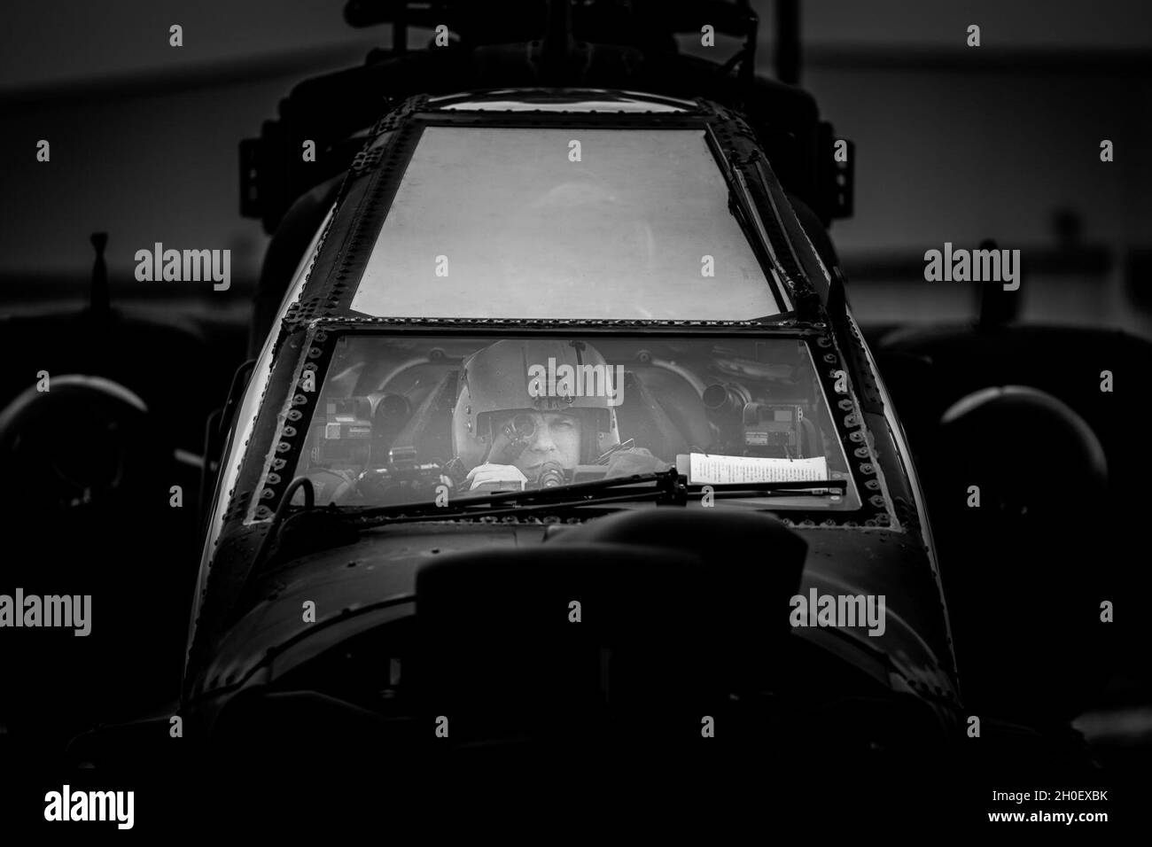 Ah-64 Pilot und Executive Officer der 12. Combat Aviation Brigade, Maj. Adam Keller, passt sein Okular während der Flugvorbereitung am 18. Februar auf dem Katterbach Army Airfield, Deutschland, an. Stockfoto