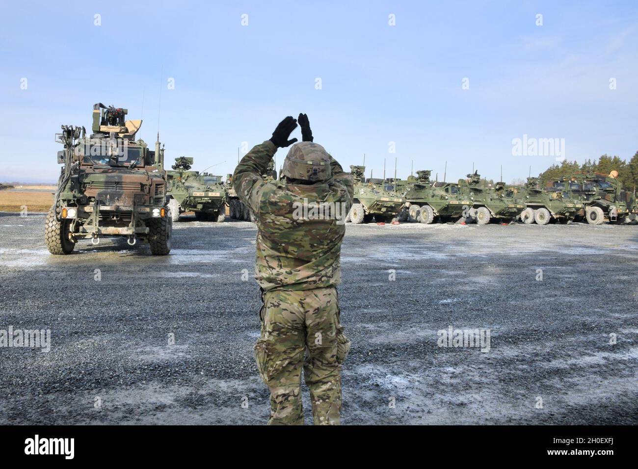 Ein US-Soldat, der dem Regimentsingenieur-Geschwader, 2d-Kavallerieregiment, zugewiesen wurde, führt ein Medium Mine Protected Vehicle Typ II während der Live-Feuer-Übung des Geschwaders auf dem 7. Army Training Command's Grafenwoehr Training Area, Deutschland, 18. Februar 2021. Stockfoto