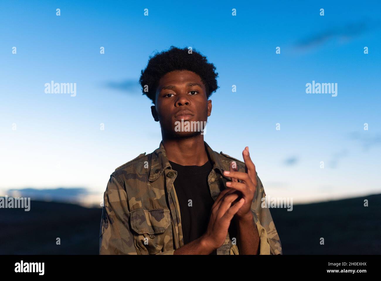 Porträt eines afrikanischen jungen Mannes mit selbstbewusster Haltung Stockfoto