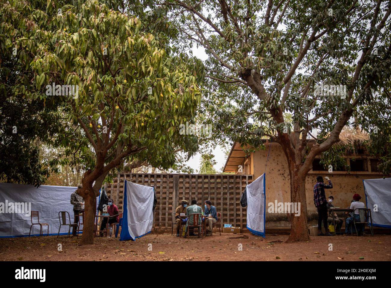 Soldaten der US-Armee leisten medizinische Hilfe für die lokale Bevölkerung in Bobo-Dioulasso, Burkina Faso, 18. Februar 2021. Angehörige des US-Militärs stellten in Bobo-Dioulasso medizinische Geräte und Schulungen für die Militärärzte von Burkinabé bereit. Die Ausbildung unterstützte die medizinischen Untersuchungen und Behandlungen von mehr als 400 Menschen mit der US-Militärhilfe, die sich auf den Aufbau der Kapazitäten der Sicherheitskräfte Burkina Fasos konzentrierte. Stockfoto