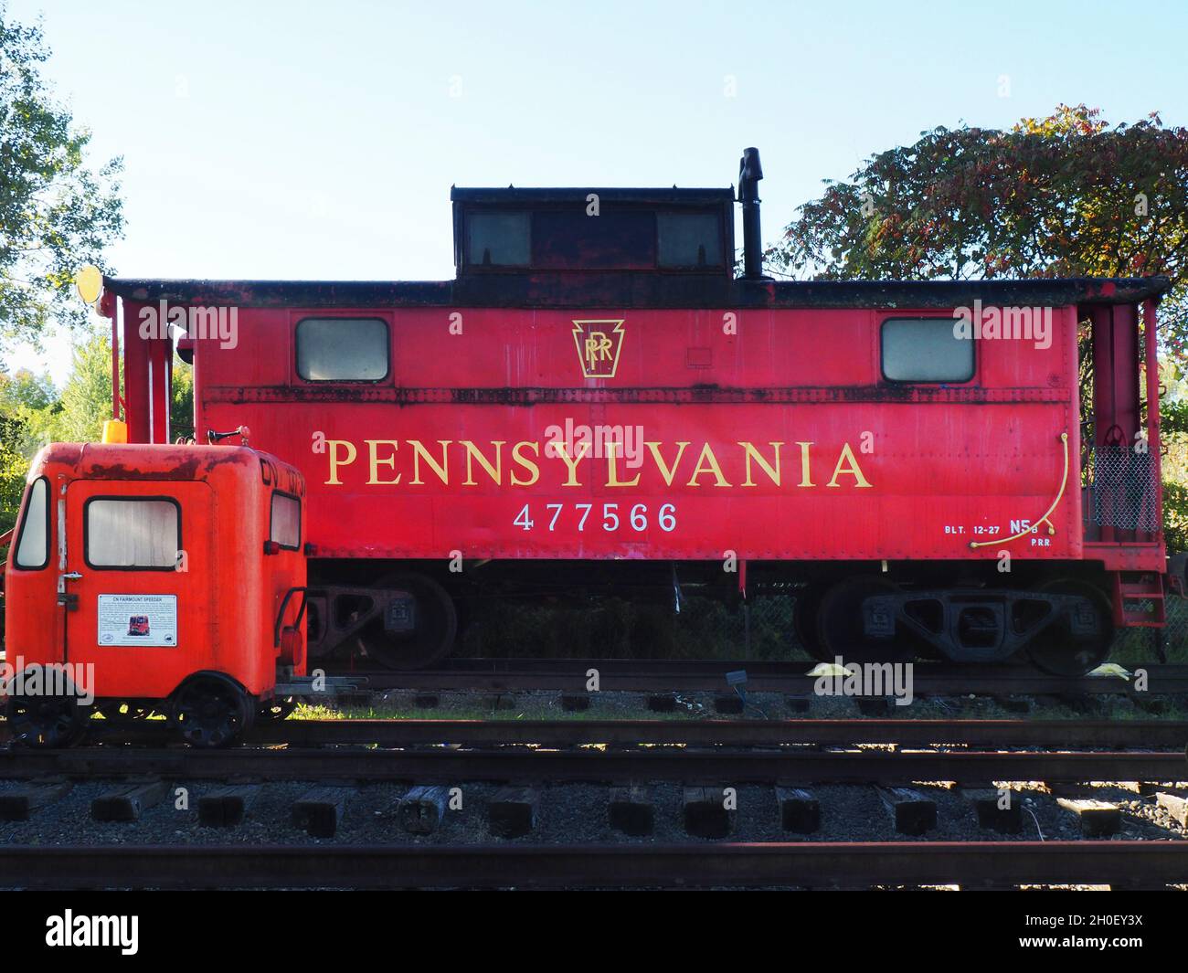 Central Square, New York, USA. 5. Oktober 2021. Vintage CN Fairmount Speeder und Zugwagen im Central Square Railroad Museum. Stockfoto
