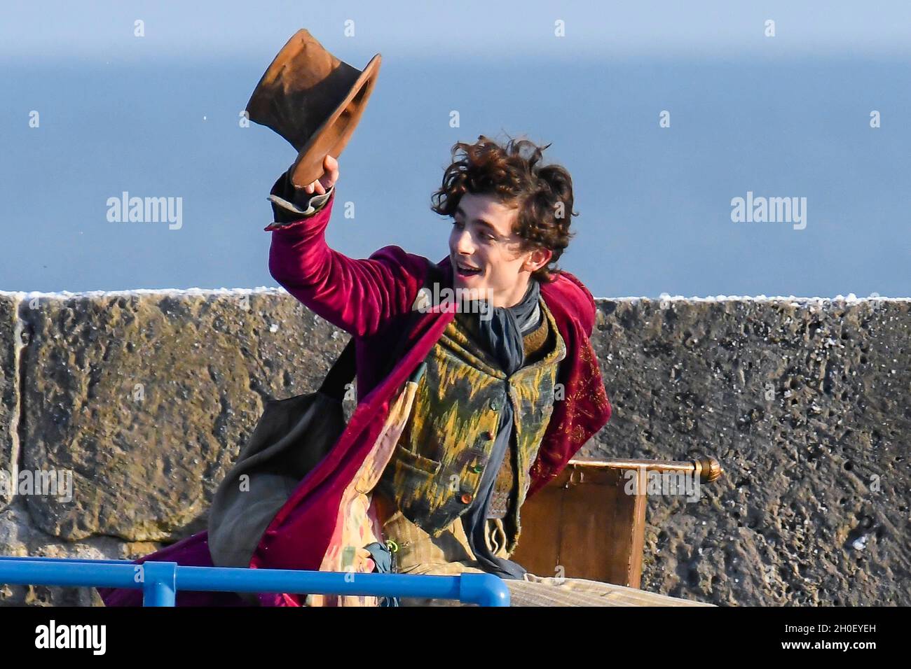 Lyme Regis, Dorset, Großbritannien. Oktober 2021. Szenen für den neuen Wonka-Film mit Timothée Chalamet, der heute Nachmittag im Hafen von Cobb bei Lyme Regis in Dorset gedreht wird. Timothée Chalamet, der den jungen Willy Wonka spielt, wird auf einem Van-Dach reiten sehen. Bildnachweis: Graham Hunt/Alamy Live News Stockfoto