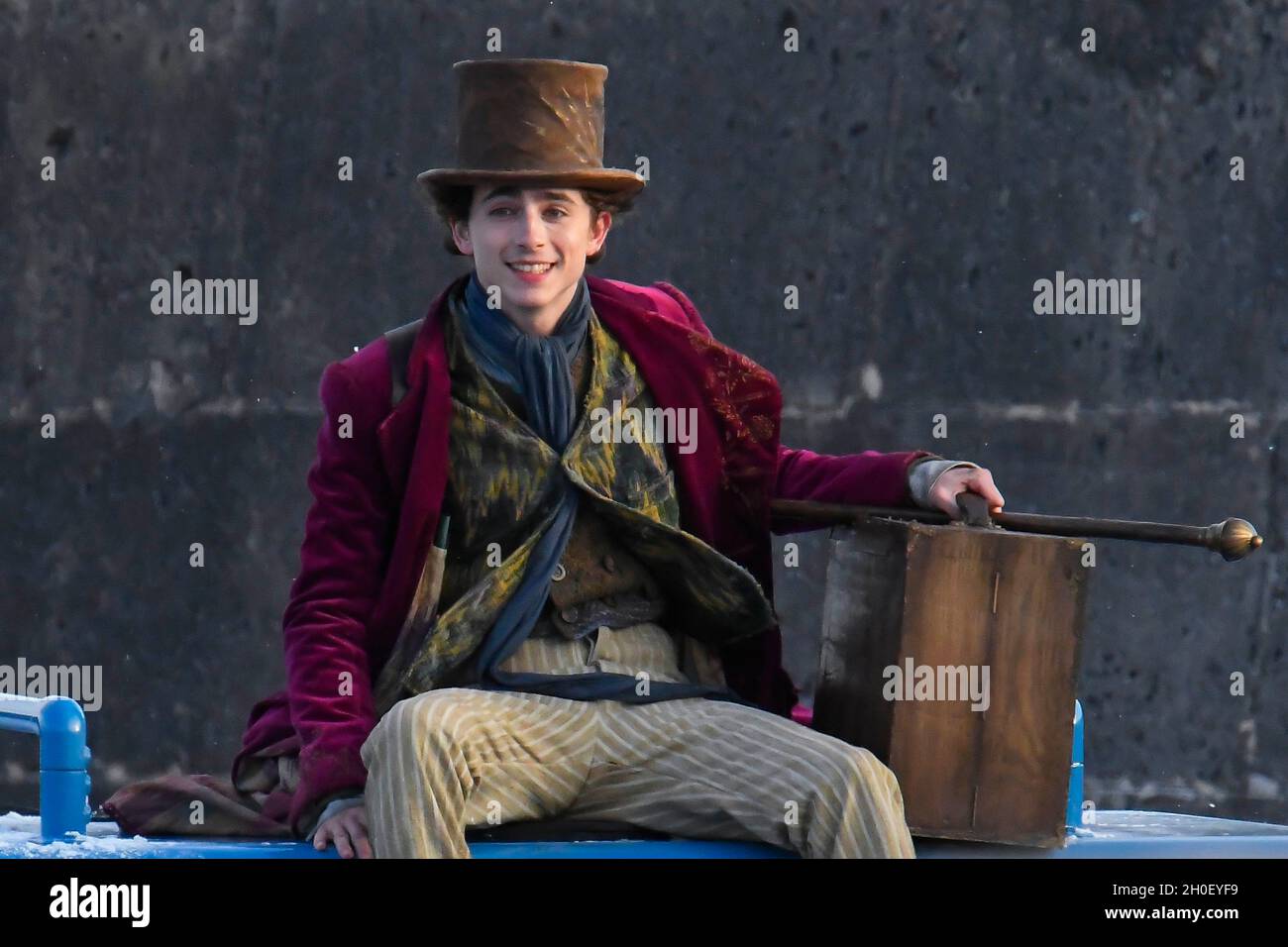 Lyme Regis, Dorset, Großbritannien. Oktober 2021. Szenen für den neuen Wonka-Film mit Timothée Chalamet, der heute Nachmittag im Hafen von Cobb bei Lyme Regis in Dorset gedreht wird. Timothée Chalamet, der den jungen Willy Wonka spielt, wird auf einem Van-Dach reiten sehen. Bildnachweis: Graham Hunt/Alamy Live News Stockfoto