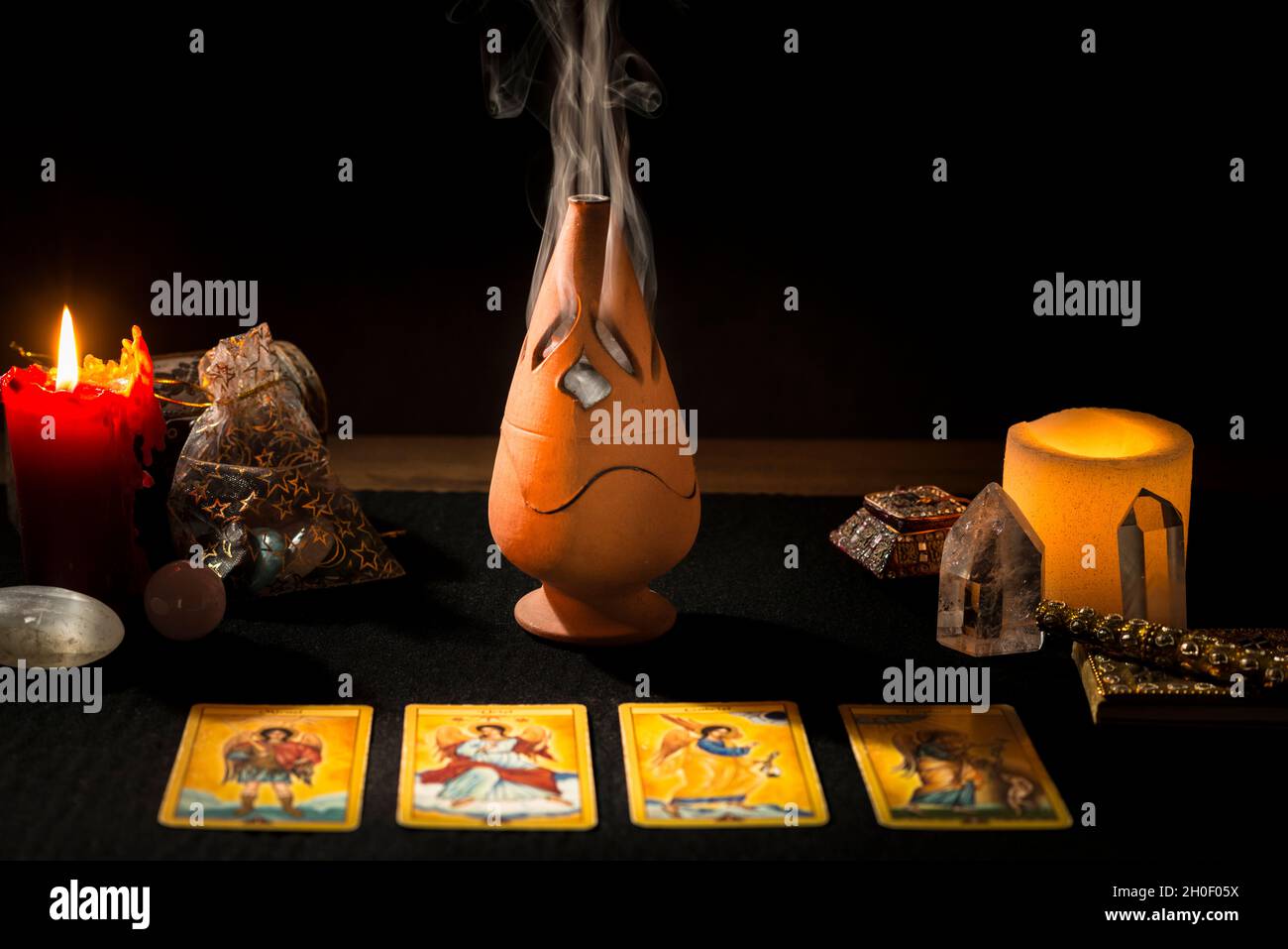 Stillleben mit Tarot-Karten, Kerzen, Weihrauch und anderen Gegenständen auf einem schwarzen Kartentisch während einer Weissagung. Konzept einer Weissagung wi Stockfoto