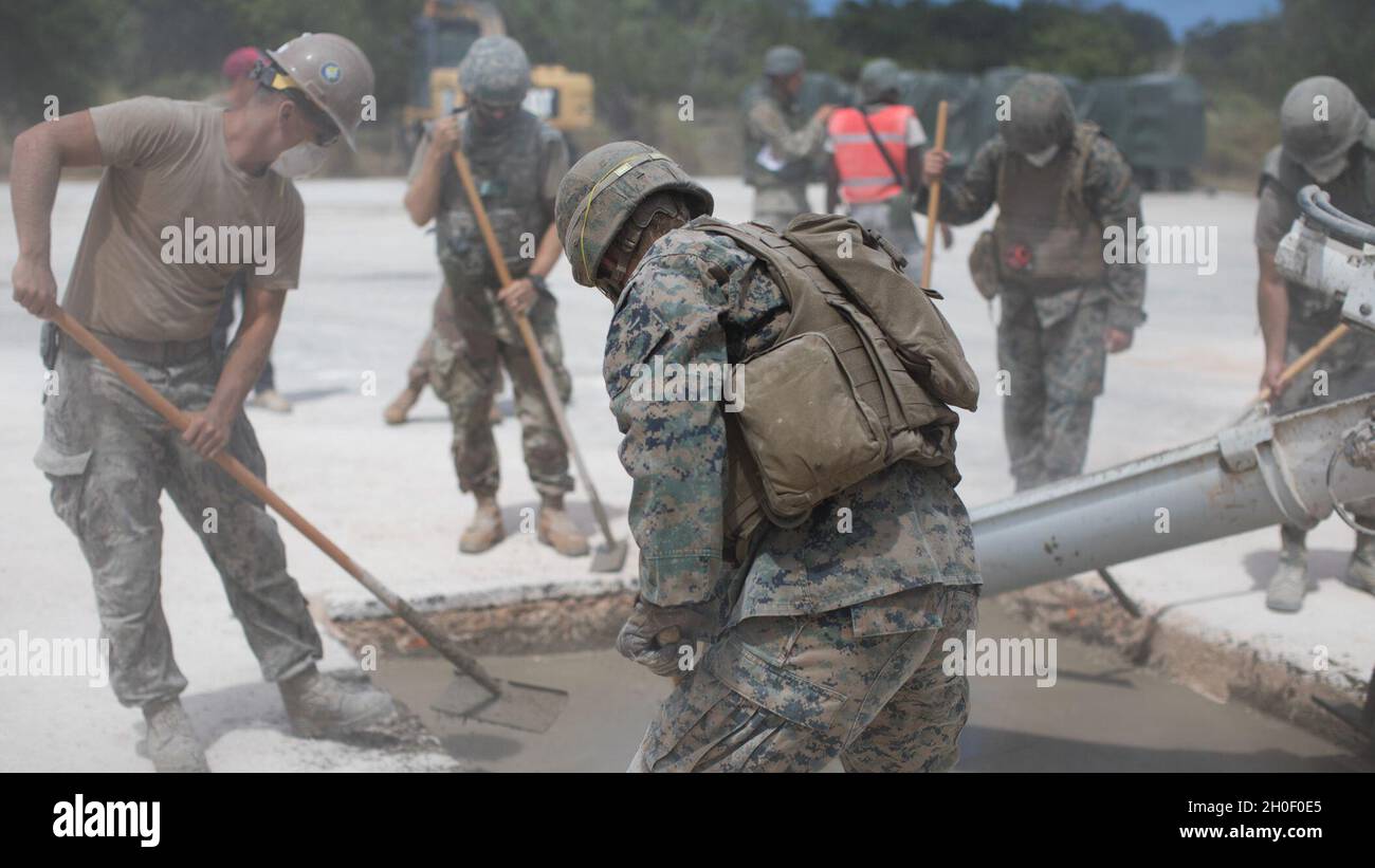 US-Marineinfanteristen mit Marine Wing Support Squadron (MWSS) 171 trainieren in Cope North 21, einer gemeinsamen Übung mit anderen US-Streitkräften auf Basis-Wiederherstellung nach Angriff (BRAAT), um die Taktik, Techniken und Verfahren für die Kampfbereitschaft im Northwest Field, Guam, 18. Februar 2021, weiter zu verbessern. US-Marineinfanteristen mit MWSS-171 unterstützten COPE North 21 durch BRAAT-Übungen, um die Kampfbereitschaft zu verbessern, integrierte humanitäre Hilfe und Katastrophenhilfe zu entwickeln und die Interoperabilität der US-Streitkräfte zu erhöhen Stockfoto