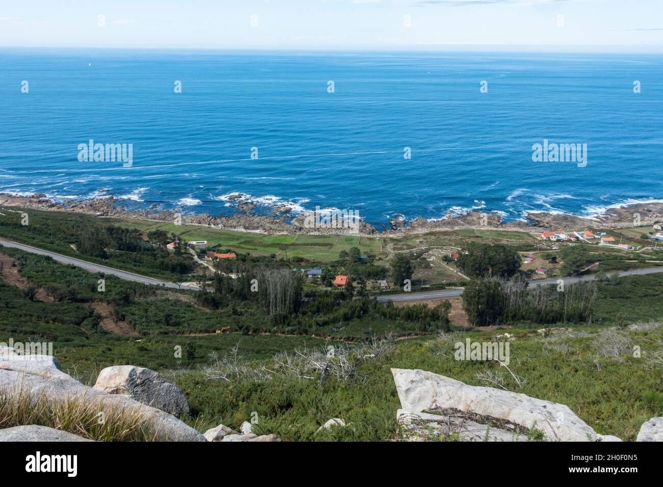 Küste in der Nähe von Baiona, mit Atlantik, Teil von Camino de Santiago, St James Way, Galicien, Spanien. Stockfoto