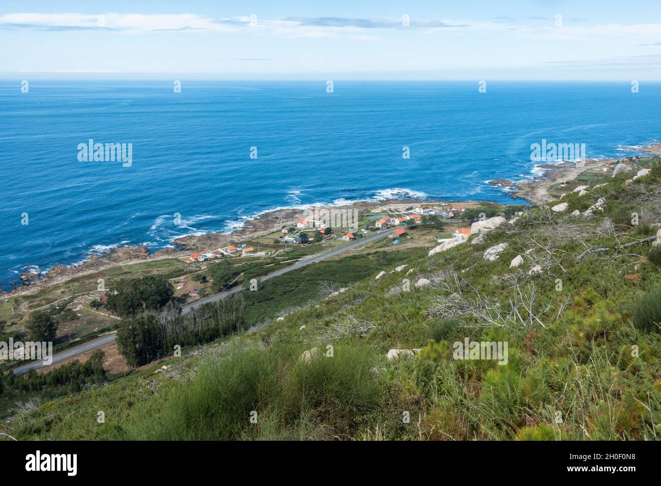 Küste in der Nähe von Baiona, mit Atlantik, Teil von Camino de Santiago, St James Way, Galicien, Spanien. Stockfoto