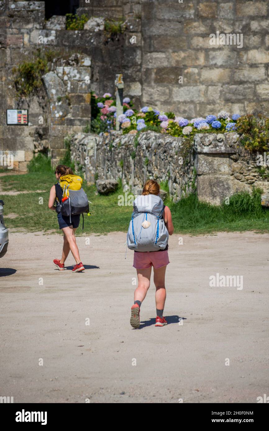 Zwei Mädchen, Pilger, die den Jakobsweg, Camino de Santiago, in Richtung Baiona, Galizien, Spanien, wandern. Stockfoto