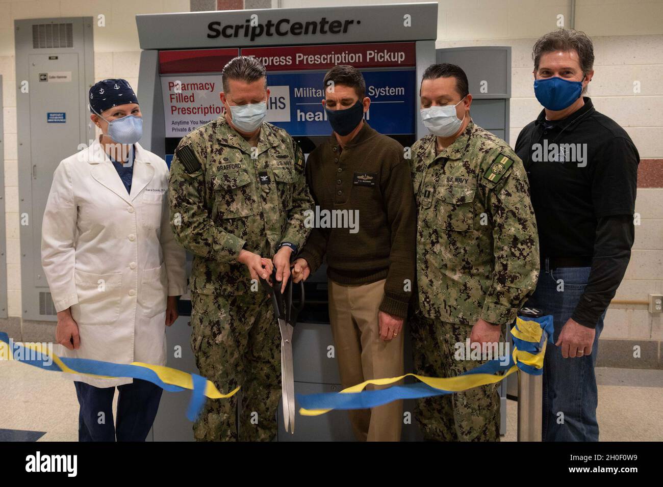 ANNAPOLIS, MD. (Feb 19, 2021) Mitarbeiter der Naval Health Clinic Annapolis (NHCA) und der U.S. Naval Academy schnitten das Band während der Eröffnung des ScriptCenter-Selbstbedienungs-Apothekenkiosks in Bancroft Hall an der U.S. Naval Academy. NHCA bietet an sechs Standorten in drei Bundesstaaten Gesundheitsunterstützung an. Im Mittelpunkt steht die Pflege und die Bereitschaft zur Inbetriebnahme von mehr als 4,400 Mitgliedern der Brigade der Midshipmen. Stockfoto