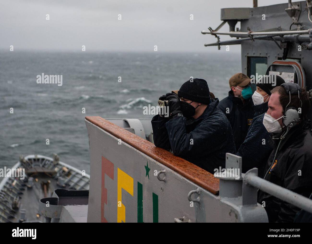 210219-N-RG587-1023 ATLANTIK (FEB 19, 2021) Seeleute beobachten die Wiederauffüllungsoperationen auf See an Bord des Lenkraketen-Kreuzers USS Vella Gulf (CG 72) der Ticonderoga-Klasse, 19. Februar 2021. Der Golf von Vella ist im Atlantischen Ozean tätig, um Marineinteraktionen zu unterstützen, um die maritime Stabilität und Sicherheit zu wahren, um den Zugang zu gewährleisten, Aggressionen abzuwehren und die Interessen der USA, der Alliierten und der Partner zu verteidigen. Stockfoto