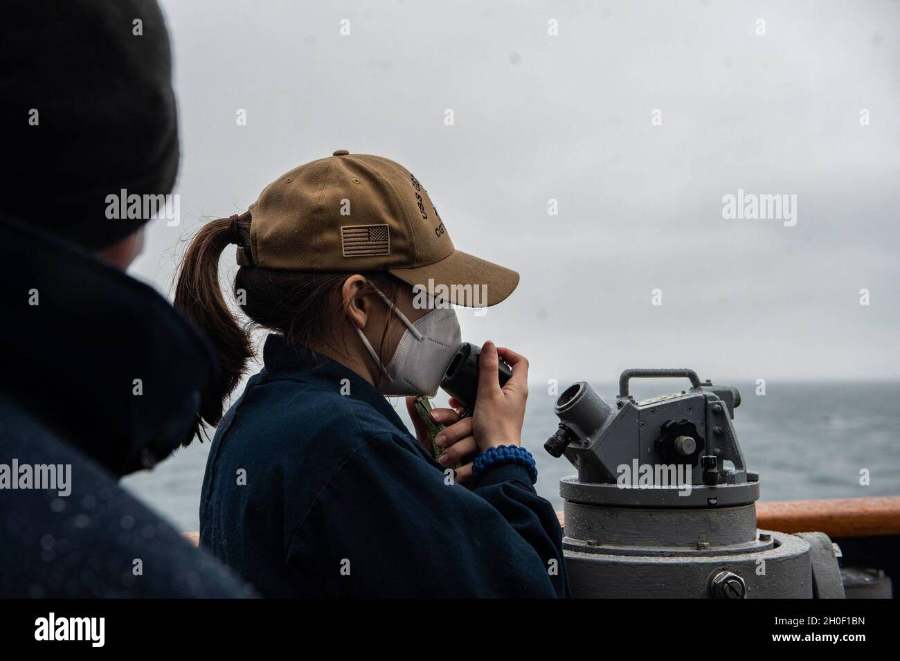 210219-N-RG587-1010 ATLANTIK (FEB 19, 2021) Ensign Angie Picard, aus Philadelphia, erteilt dem Steuermann an Bord des Lenkraketen-Kreuzers USS Vella Gulf (CG 72) der Ticonderoga-Klasse während einer Auffüllung auf See mit dem Schnellkampfunterstützungsschiff USNS Arctic (T-AOE 8) am 19. Februar 2021 den Befehl. Der Golf von Vella ist im Atlantischen Ozean tätig, um Marineinteraktionen zu unterstützen, um die maritime Stabilität und Sicherheit zu wahren, um den Zugang zu gewährleisten, Aggressionen abzuwehren und die Interessen der USA, der Alliierten und der Partner zu verteidigen. Stockfoto