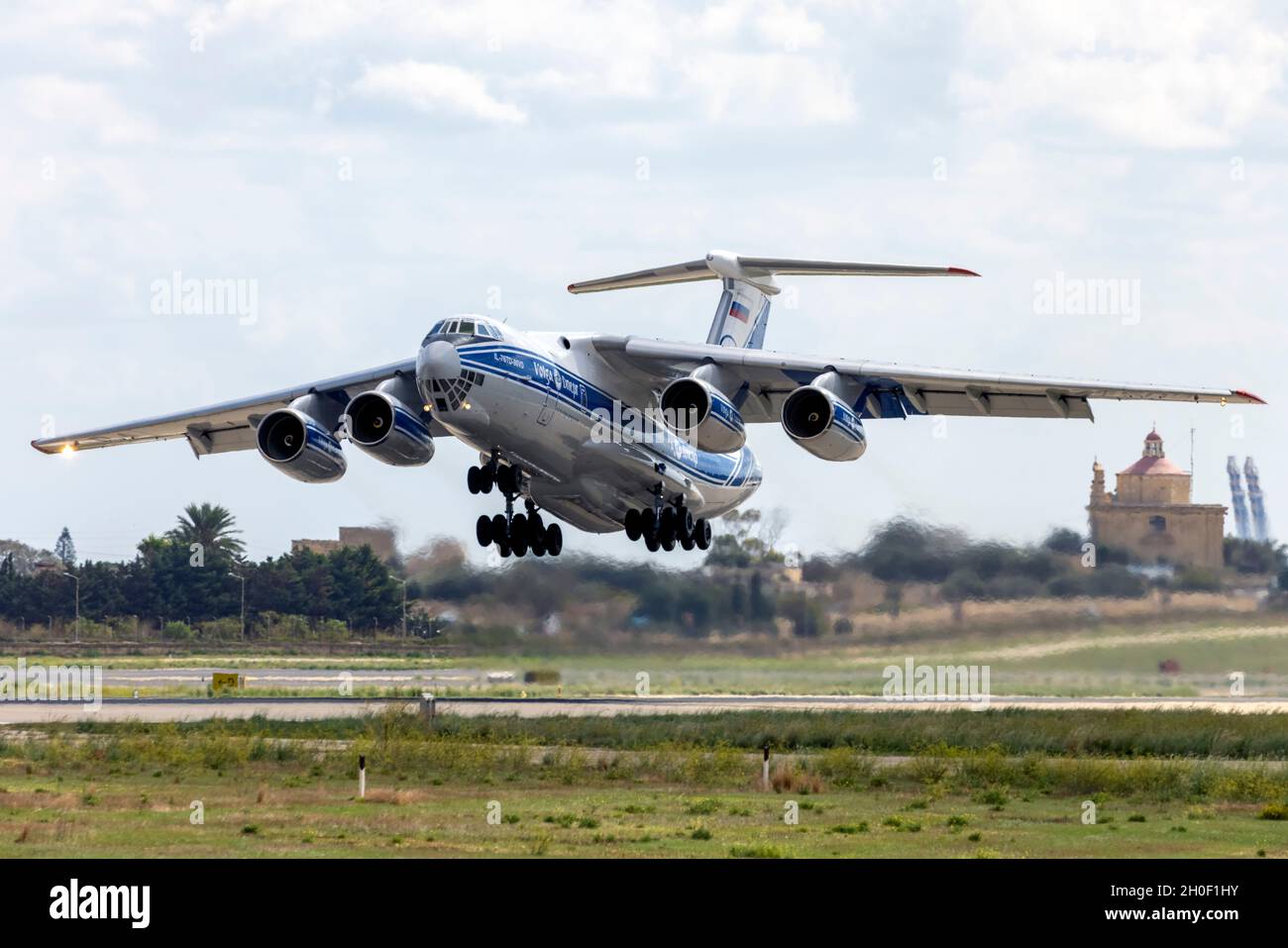Volga-Dnepr Airlines Ilyushin Il-76TD (REG: RA-76503) starten nach Cotonou, Benin, in Zentralafrika. Stockfoto