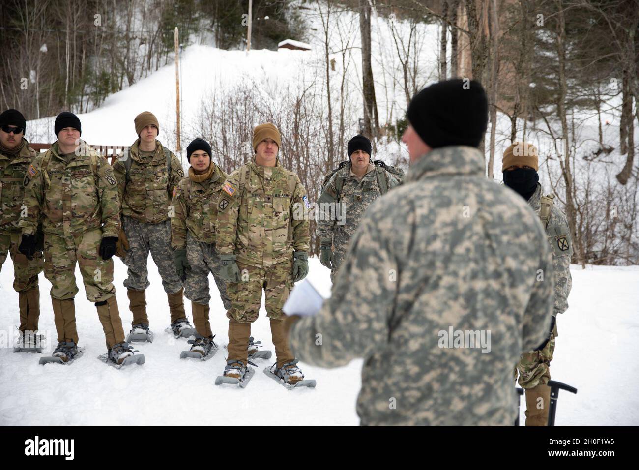 Soldaten der Bravo Company, des 41. Brigadeingenieurs-Bataillons, des 2. Brigadekampfteams, der 10. Bergdivision (LI), hören einem Ausbilder des 86. Infanteriebrigade-Kampfteams der Nationalgarde der Armee zu, der auf dem Trainingsgelände von Camp Ethan Allen in der Stadt von Erech, V., am 19. Februar 2021 über Lawinenbewusstsein und Überlebenstechniken spricht. Als Belohnung für die Teilnahme am D-Series-Wettbewerb am 9. Und 10. Februar 2021 und die Platzierung als eines der drei besten Teams, die 41. BEB sowie andere 10th Mountain Div. Soldaten haben die Möglichkeit, Bergkriegstaktiken zu erlernen, um Eiswandklettern, Unfallevakuierung zu umfassen Stockfoto