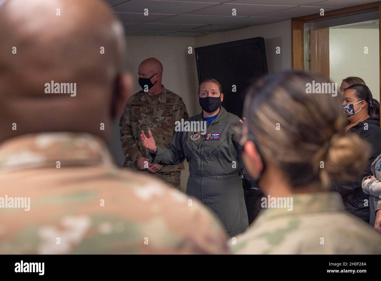 US Air Force Col. Beth Sumners, 18. Kommandant der Aeromedical Evacuation Squadron, spricht während der Preisverleihung der Japan-America Air Force Goodwill Association 2021 auf dem Kadena Air Base, Japan, am 19. Februar 2021. JAAGA fördert freundschaftliche und kooperative Beziehungen zwischen der Japan Air Self Defense Force und der US Air Force. Stockfoto