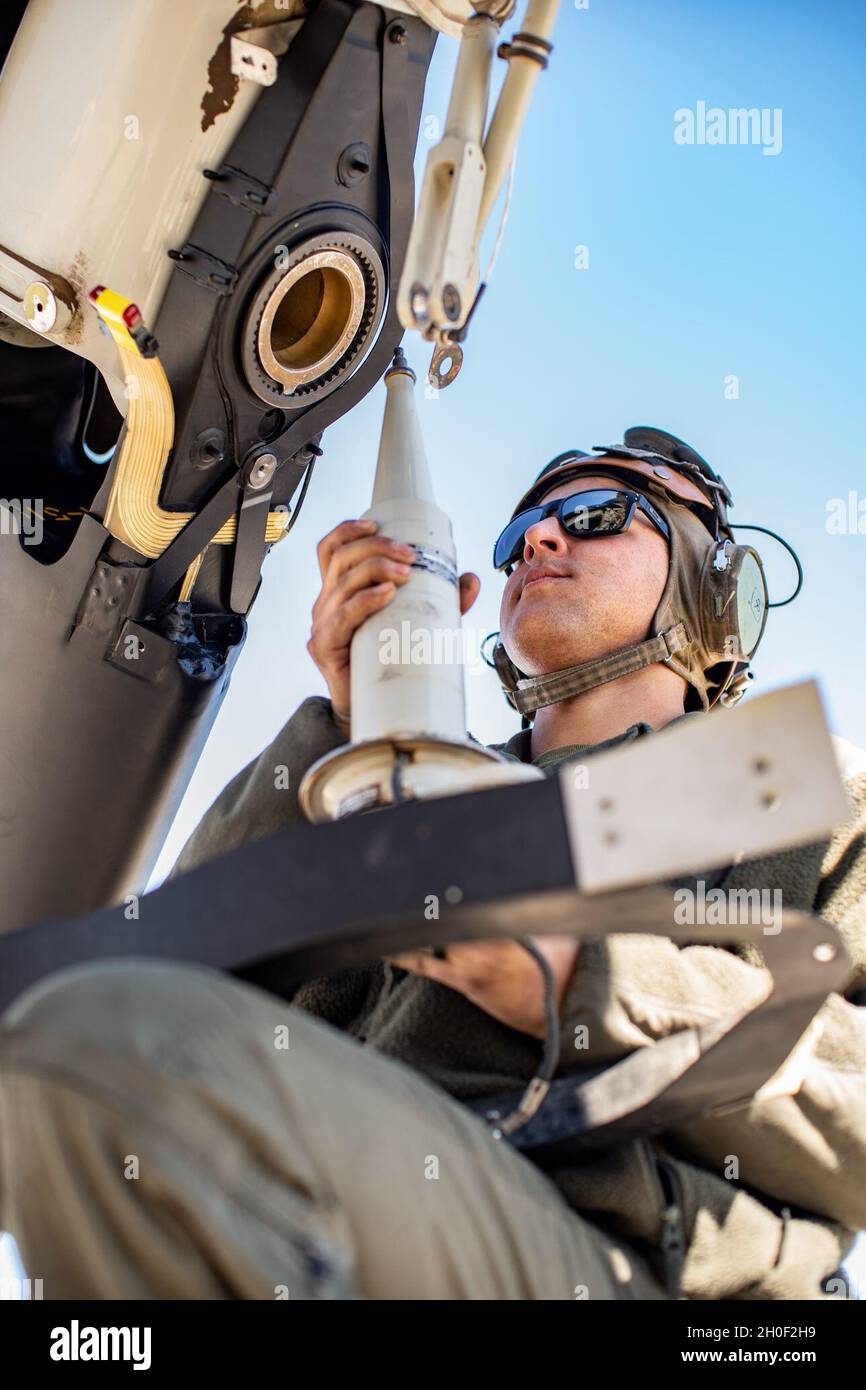 U.S. Marine Corps CPL. Colton Davis, ein Leiter der Tiltrotor-Besatzung bei Marine Medium Tiltrotor Squadron (VMM) 165 (verstärkt), 11. Marine Expeditionary Unit (MEU), führt während des Realistic Urban Training (RUT) an der Marine Corps Air Station Yuma, Arizona, Wartungsarbeiten an einem MV-22B Osprey durch 19. 2021 RUT ist die letzte Übung zur Vorbereitung auf den Landeinsatz im 11. MEU und bietet die Möglichkeit, Operationen in einem städtischen Umfeld zu Schulen und durchzuführen. Stockfoto