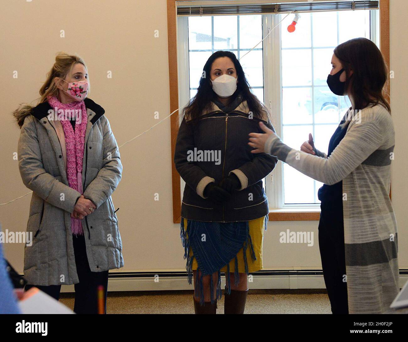 Cindy Wilsbach (links), Ehepartner des Kommandanten der Pacific Air Forces, General Ken Wilsbach, und Dr. Doniel Wolfe, Ehepartner von PACAF Command Chief Master Sgt. David Wolfe trifft sich mit Paige Ellsworth, einem Mitarbeiter von Corvias Leasing und Resident Center, der Bewohner vermietet, während eines Besuchs auf dem Luftwaffenstützpunkt Eielson, Alaska, am 19. Februar 2021. Wilsbach und Wolfe besichtigten mehrere Einrichtungen zur Lebensqualität, darunter Unterkünfte auf der Basis und das Kinderentwicklungszentrum. Stockfoto