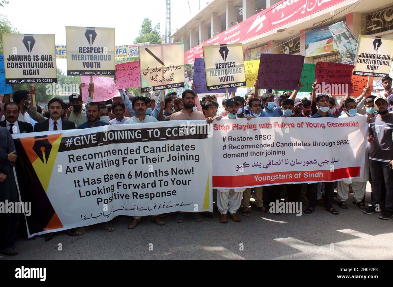 Hyderabad, Pakistan, 12. Oktober 2021. Mitglieder von Jugendlichen aus Sindh veranstalten am Dienstag, dem 12. Oktober 2021, im Presseclub Hyderabad eine Protestdemonstration über die Wiederherstellung des SPSC. Stockfoto