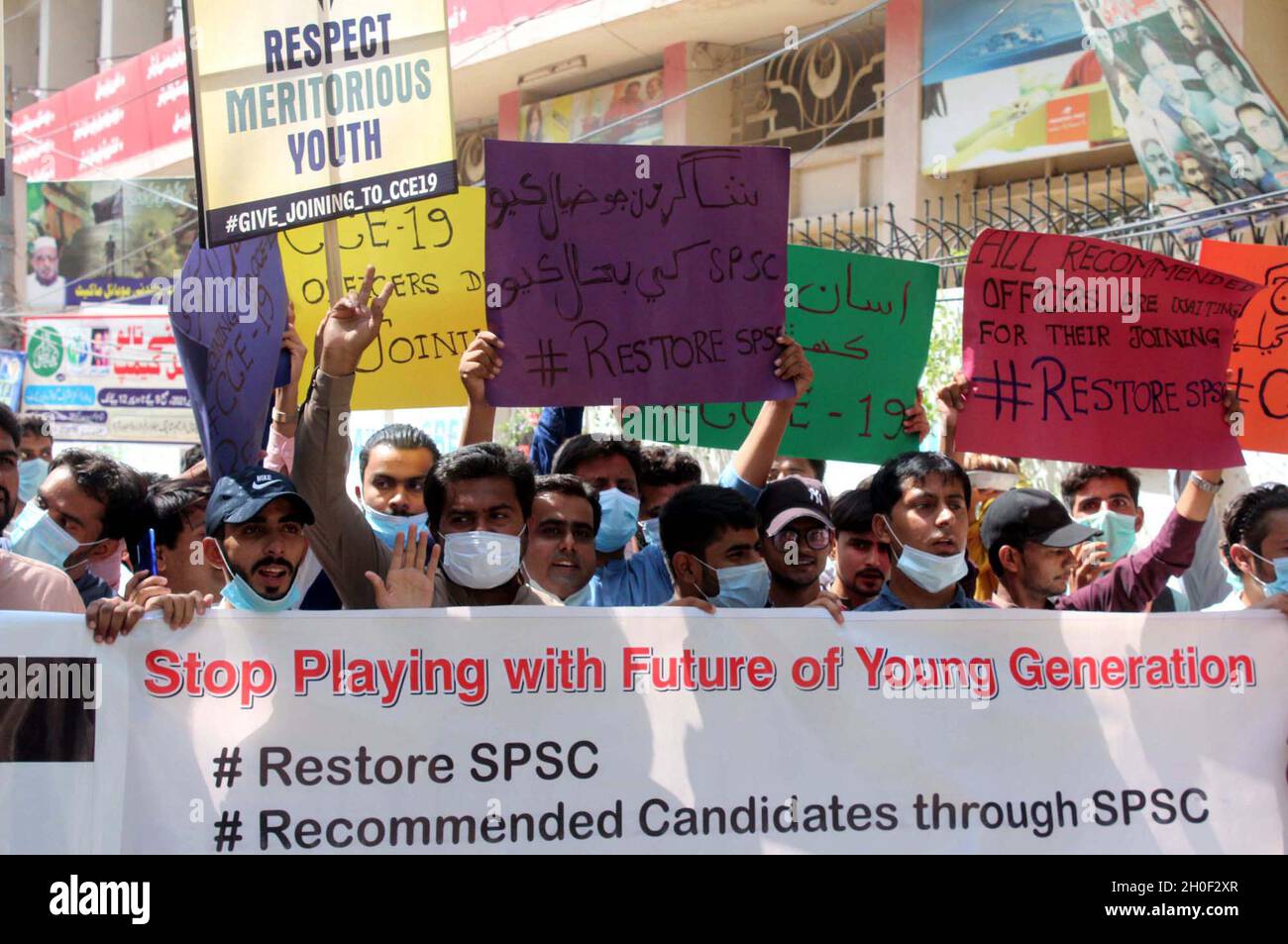 Hyderabad, Pakistan, 12. Oktober 2021. Mitglieder von Jugendlichen aus Sindh veranstalten am Dienstag, dem 12. Oktober 2021, im Presseclub Hyderabad eine Protestdemonstration über die Wiederherstellung des SPSC. Stockfoto