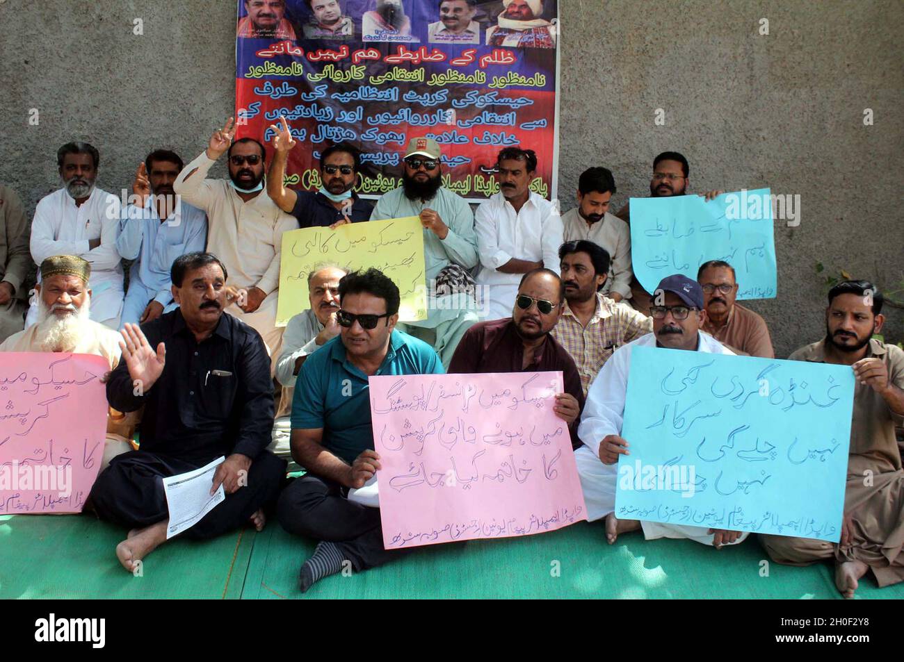 Hyderabad, Pakistan, 12. Oktober 2021. Mitglieder der Wapda Paigham Union veranstalten am Dienstag, dem 12. Oktober 2021, im Hyderabad-Presseclub eine Protestdemonstration gegen Hesco. Stockfoto