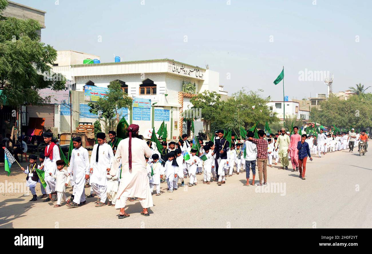 Hyderabad, Pakistan, 12. Oktober 2021. Lehrer und Studenten des Islamischen Seminars veranstalten am Dienstag, den 12. Oktober 2021, im Korangi Sector-48 Gebiet in Karachi eine Kundgebung in Jashan-e-Eid Milad-un-Nabi (SAW) im Zusammenhang mit der bevorstehenden 12. Rabi-ul-Awwal-Geburtstagsfeier des Heiligen Propheten (P.B.U.H.). Stockfoto