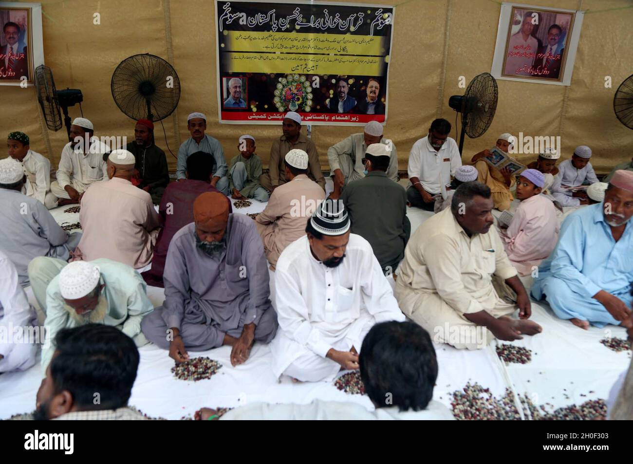 Hyderabad, Pakistan, 12. Oktober 2021. Führer und Aktivisten des bengalischen Aktionskomitees rezitieren den Heiligen Koran und Fateha für die Seele des Nuklearwissenschaftlers Dr. Abdul Qadeer Khan, der in Islamabad starb, während der Beileidszeremonie in Karachi am Dienstag, dem 12. Oktober 2021. Stockfoto