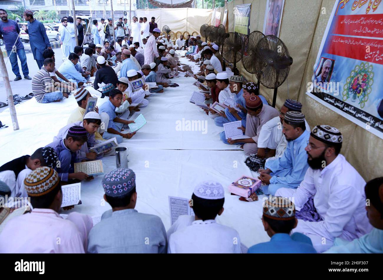 Hyderabad, Pakistan, 12. Oktober 2021. Führer und Aktivisten des bengalischen Aktionskomitees rezitieren den Heiligen Koran und Fateha für die Seele des Nuklearwissenschaftlers Dr. Abdul Qadeer Khan, der in Islamabad starb, während der Beileidszeremonie in Karachi am Dienstag, dem 12. Oktober 2021. Stockfoto