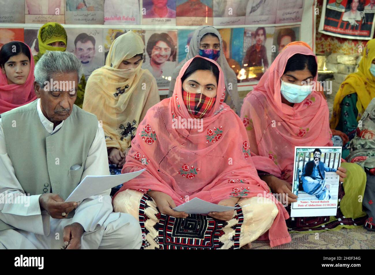 Hyderabad, Pakistan, 12. Oktober 2021. Mitglieder von Voice of Baloch Vermisste veranstalten am Dienstag, dem 12. Oktober 2021, im Quetta Presseclub eine Protestdemonstration zur Genesung ihrer Angehörigen. Stockfoto