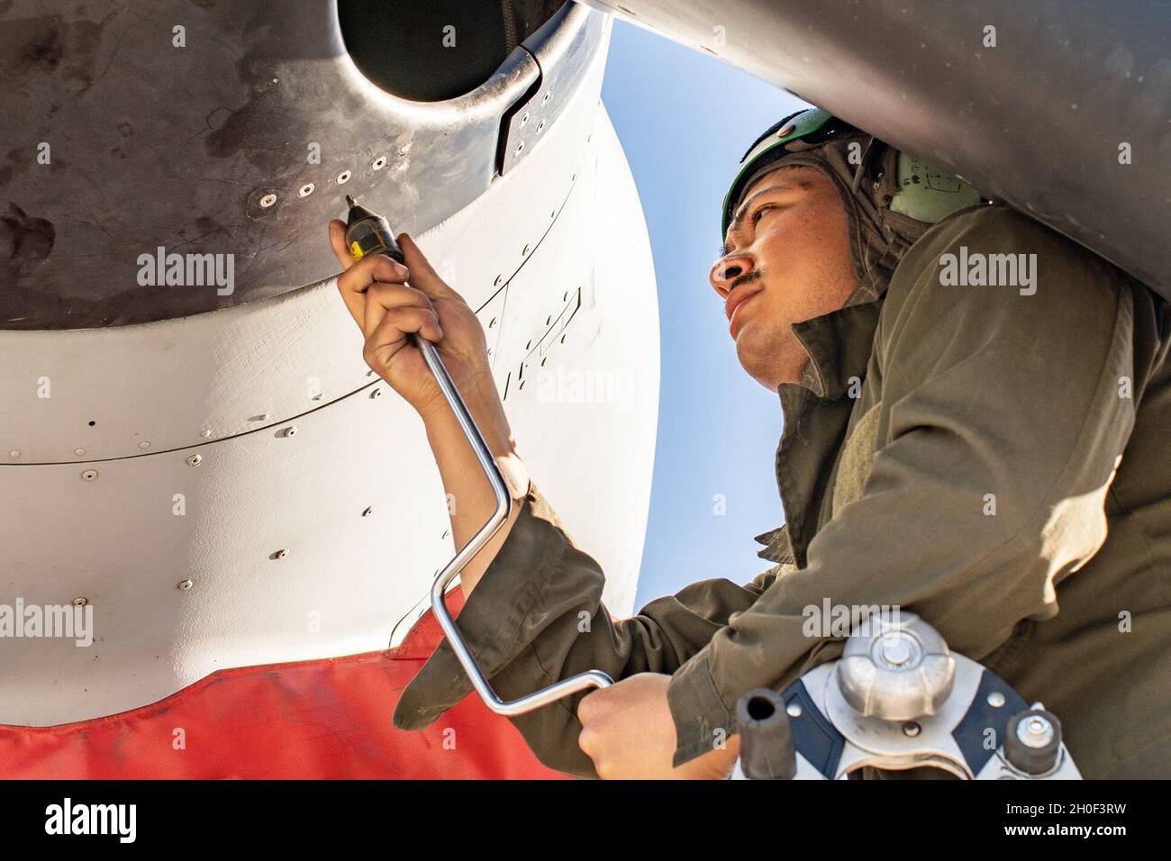 U.S. Marine Corps Lance CPL. Ever Reyesromero, ein Tiltrotor-Flugzeugmechaniker mit Marine Medium Tiltrotor Squadron (VMM) 165 (verstärkt), 11. Marine Expeditionary Unit, führt während einer realistischen städtischen Trainingsübung an der Marine Corps Air Station Yuma, Arizona, Wartungsarbeiten an einem MV-22B Fischadler durch 19. 2021 RUT ist die letzte Übung zur Vorbereitung auf den Landeinsatz im 11. MEU und bietet die Möglichkeit, Operationen in einem städtischen Umfeld zu Schulen und durchzuführen. Stockfoto