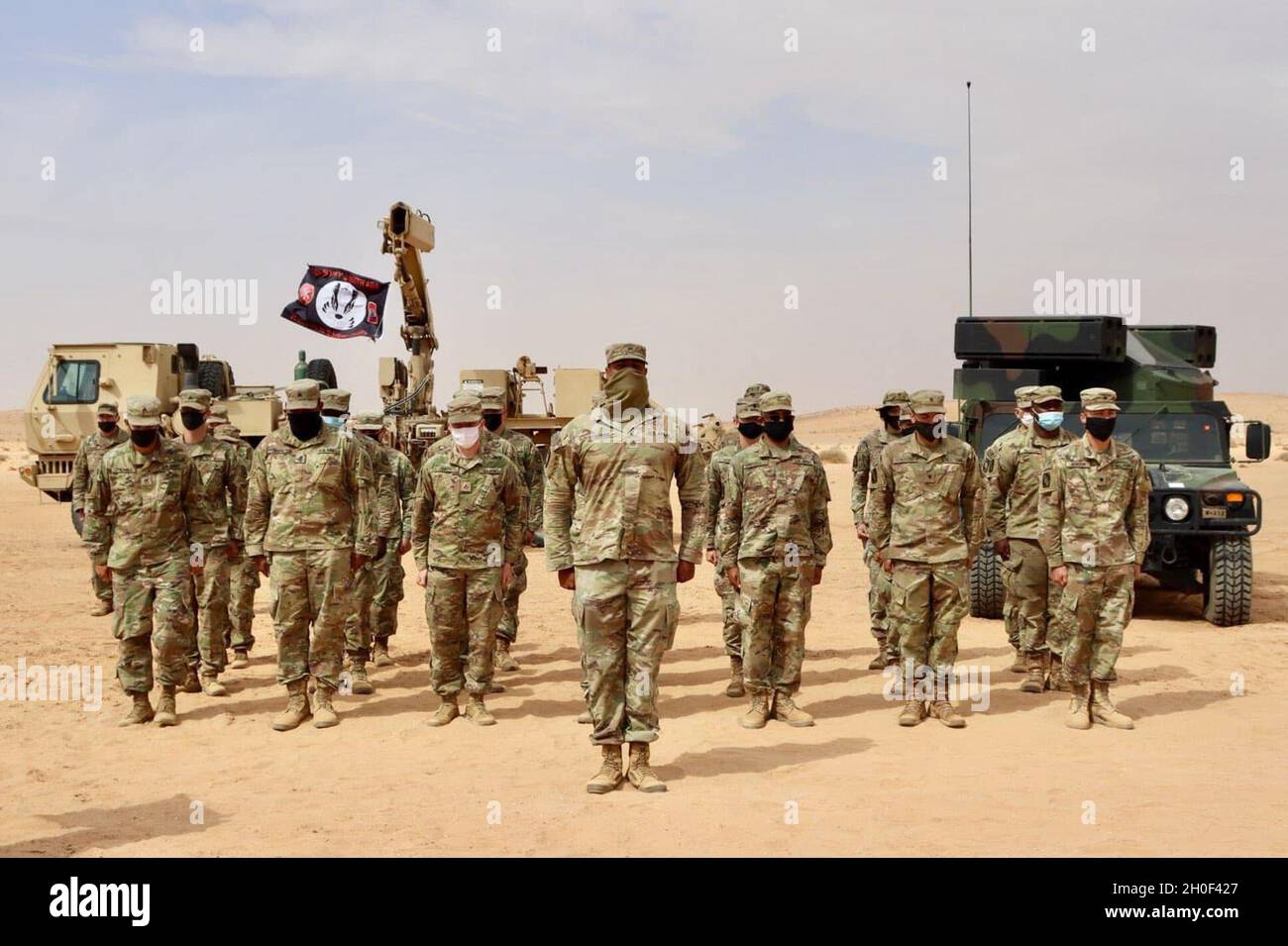 Soldaten mit Bravo Battery, 3-265 Air Defense Artillery Bataillon, aus Ft Myers, Florida, führen am 20. Februar 2021 eine Patching-Zeremonie durch. B3-265. Ist die erste ADA-Einheit der Armee der Nationalgarde, die zur Unterstützung der Operation Spartan Shield beim US Central Command (CENTCOM) eingesetzt wurde. Es handelt sich um eine Organisation mit Sitz in Avenger, die Kurzstreckenseeldungen im Königreich Saudi-Arabien und in den Vereinigten Arabischen Emiraten durchführt, um wichtige Vermögenswerte und Stützpunkte auf der Arabischen Halbinsel zu schützen. Stockfoto