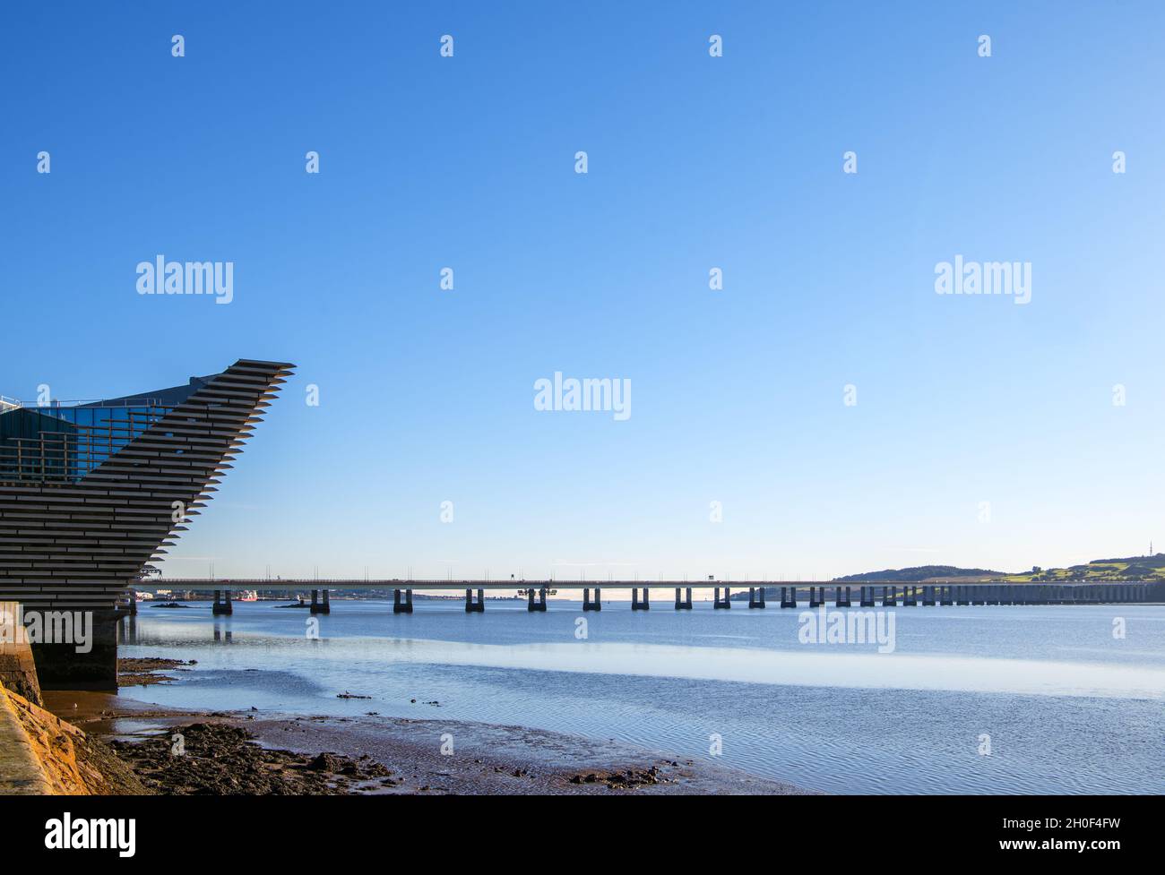 Die Tay Road Bridge mit dem V&A Dundee im Vordergrund, Dundee, Schottland, Großbritannien Stockfoto