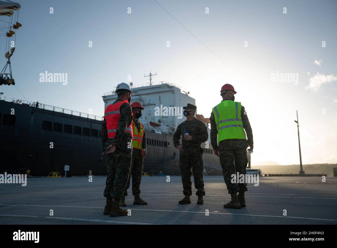 US-Marineinfanteristen mit Combat Logistics Regiment 3 (CLR-3), 3D Marine Logistics Group (MLG), treffen während der Hagåtña Fury 21 auf dem Marinestützpunkt Guam, 21. Februar 2021, am Pier von Kilo ein, um einen Abladevorgang der Maritime Prepositioning Force (MPF) zu Unternehmen. CLR-3 führt Hagåtña Fury 21 gemeinsam mit Elementen der 3d Marine Division (MARDIV), des 1. Marine Aircraft Wing und des Maritime Prepositioning Squadron 3 durch, um eine „Fight Now“-Truppe zu bauen und zu testen, die in der Lage ist, Expeditions-Nachhaltigkeit von wichtigen maritimen Gebieten zur Unterstützung von III MEF zu leisten. Während der Übung arbeitet CLR-3 mit 3D MARDIV und 1st MAW to exe Stockfoto