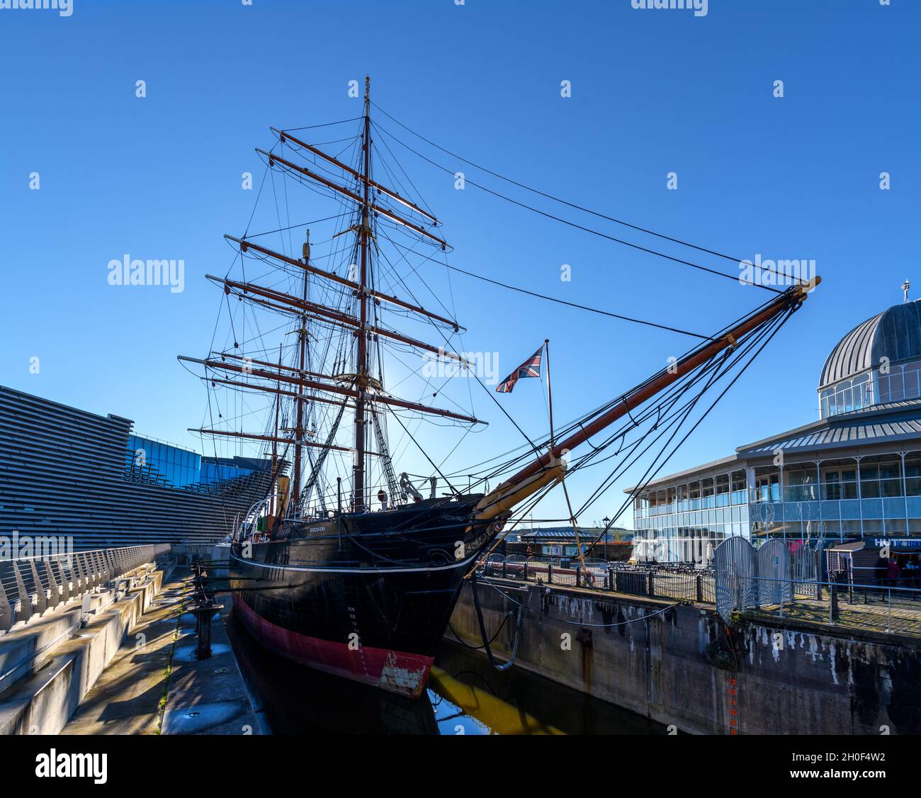 Das RRS Discovery Schiff mit dem Besucherzentrum und V&A Dundee Behind, Discovery Point, Dundee, Schottland, Großbritannien Stockfoto