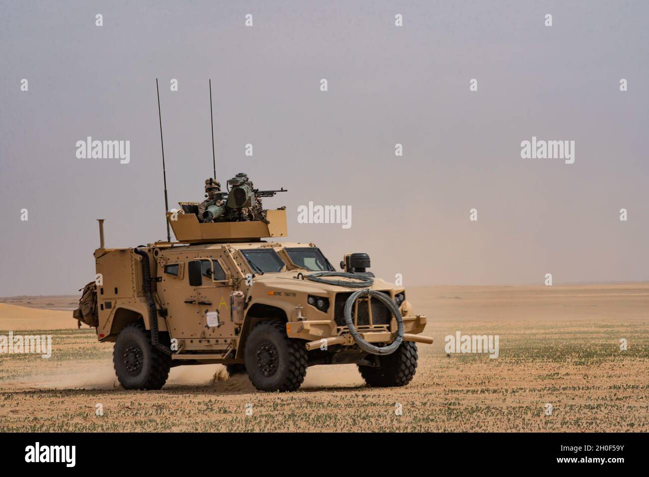 Ein US Marine Corps Joint Light Tactical Vehicle, das dem kombinierten Anti-Rüstung-Team 1, Waffenfirma, Bataillon Landing Team 1/4, 15. Marine Expeditionary Unit, zugewiesen wurde, manövriert während eines Bataillon-Angriffstrainings am 21. Februar 2021 in eine Angriffsposition. Die Makin Island Amphibious Ready Group und die 15. MEU stellen nummerierten Flotten- und Kampfkommandanten ein reaktionsfähiges, flexibles und vorausschauend bereitgestelltes Vermögen zur Verfügung, das in der Lage ist, die Seekraftprojektion, Notfallmaßnahmen und Krisenreaktion durchzuführen. Stockfoto