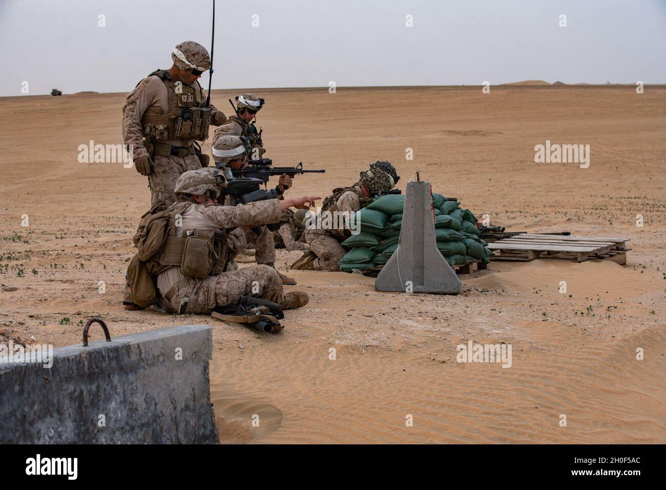 US-Marineinfanteristen mit kombiniertem Anti-Armor-Team 1, Waffenfirma, Battalion Landing Team 1/4, 15. Marine Expeditionary Unit, simulieren das Abfeuern einer Javelin-Schulter-abgefeuerten Panzerabwehrrakete während eines Bataillon-Angriffstrainings, 21. Februar 2021. Die Makin Island Amphibious Ready Group und die 15. MEU stellen nummerierten Flotten- und Kampfkommandanten ein reaktionsfähiges, flexibles und vorausschauend bereitgestelltes Vermögen zur Verfügung, das in der Lage ist, die Seekraftprojektion, Notfallmaßnahmen und Krisenreaktion durchzuführen. Stockfoto