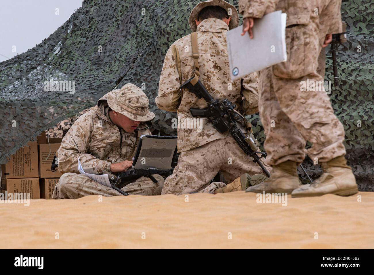 U.S. Marine Corps Lance CPL. Max Beckley, links, ein Panzerabwehrmissileman mit kombiniertem Anti-Rüstung-Team 1, Waffenfirma, Battalion Landing Team 1/4, 15. Marine Expeditionary Unit, verbindet einen RQ-11 Raven mit einem Pilotierung-System, 21. Februar 2021. Die Makin Island Amphibious Ready Group und die 15. MEU stellen nummerierten Flotten- und Kampfkommandanten ein reaktionsfähiges, flexibles und vorausschauend bereitgestelltes Vermögen zur Verfügung, das in der Lage ist, die Seekraftprojektion, Notfallmaßnahmen und Krisenreaktion durchzuführen. Stockfoto