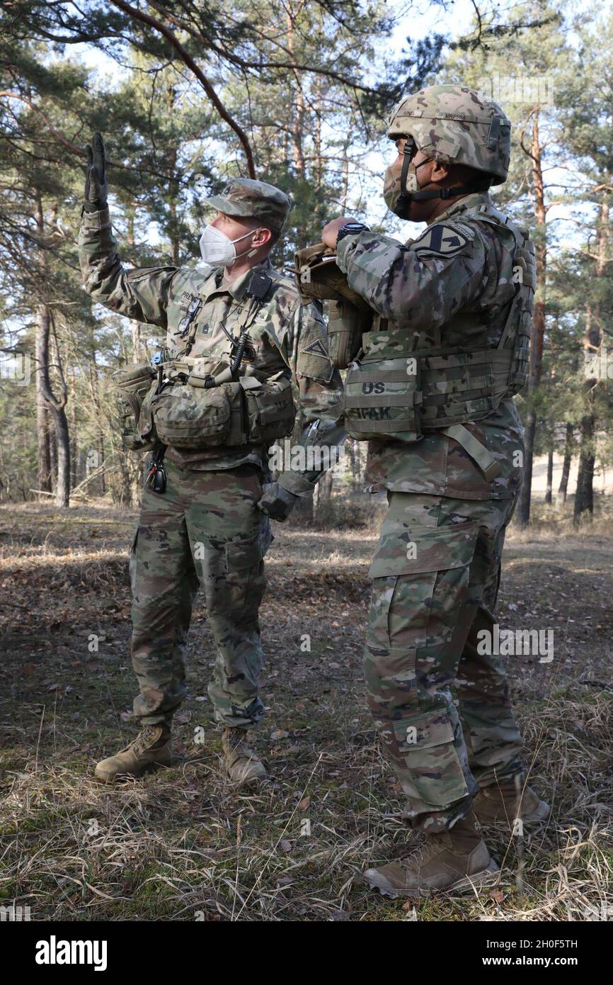 Oberst der US-Armee, Monte L. Rone, Kommandant, 1. Kalvariendivision, diskutiert Operationen im Joint Multinary Readiness Center in Hohenfels, Deutschland, 22. Februar 2021. Combined Resolve XV ist eine vom Hauptquartier der Armee geleitete multinationale Übung, die zum Aufbau des Kampfteams der 1. Panzerbrigade, der Bereitschaft der 1. Kavallerie-Division und zur Verbesserung der Interoperabilität mit verbündeten Kräften entwickelt wurde, um gegen jeden Gegner zu kämpfen und zu gewinnen. Stockfoto