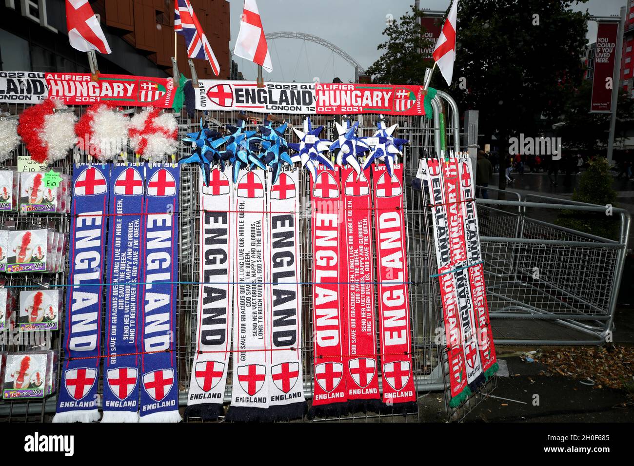 Spielmemorabilien zum Verkauf auf Wembley, weit vor dem WM-Qualifikationsspiel im Wembley Stadium, London. Bilddatum: Dienstag, 12. Oktober 2021. Stockfoto