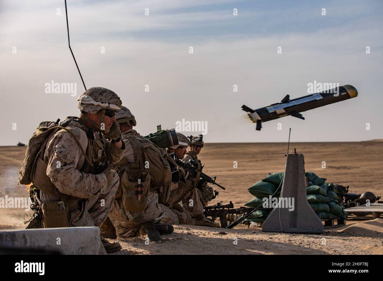 U.S. Marine Corps Lance CPL. Jesse Lopezcantu, ein Panzerabwehrmissileman mit kombiniertem Anti-Rüstung-Team 1, Weapons Company, Battalion Landing Team 1/4, 15. Marine Expeditionary Unit, feuert während einer Live-Feuertrainingsveranstaltung eines Bataillons am 22. Februar 2021 eine Javelin-Schulter-abgefeuerte Panzerabwehrrakete auf ein simuliertes feindliches Fahrzeug. Die Makin Island Amphibious Ready Group und die 15. MEU stellen nummerierten Flotten- und Kampfkommandanten ein reaktionsfähiges, flexibles und vorausschauend bereitgestelltes Vermögen zur Verfügung, das in der Lage ist, die Seekraftprojektion, Notfallmaßnahmen und Krisenreaktion durchzuführen. Stockfoto