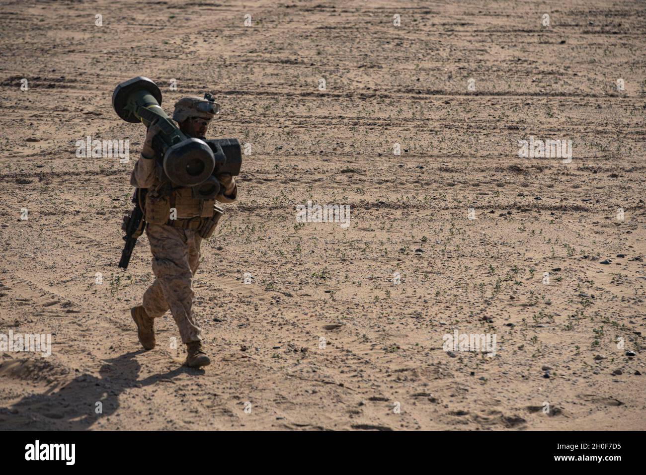 U.S. Marine Corps Lance CPL. Jesse Lopezcantu, ein Panzerabwehrmissileman mit kombiniertem Anti-Rüstung-Team 1, Weapons Company, Battalion Landing Team 1/4, 15. Marine Expeditionary Unit, trägt während einer Live-Feuertrainingsveranstaltung am 22. Februar 2021 eine Javelin-Schulter-Panzerabwehrrakete. Die Makin Island Amphibious Ready Group und die 15. MEU stellen nummerierten Flotten- und Kampfkommandanten ein reaktionsfähiges, flexibles und vorausschauend bereitgestelltes Vermögen zur Verfügung, das in der Lage ist, die Seekraftprojektion, Notfallmaßnahmen und Krisenreaktion durchzuführen. Stockfoto