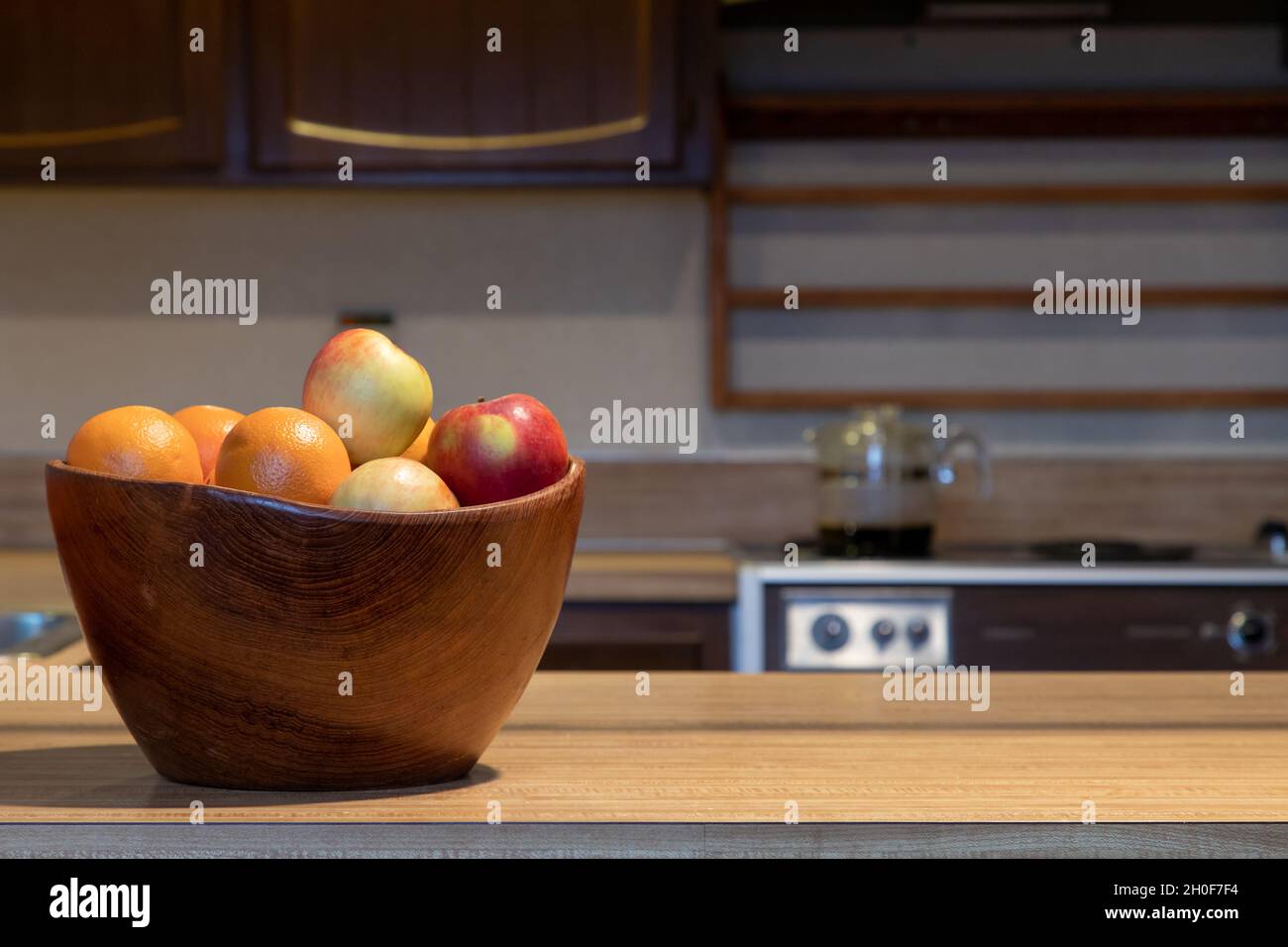 Holzschüssel auf der Küchentisch mit Obst Stockfoto