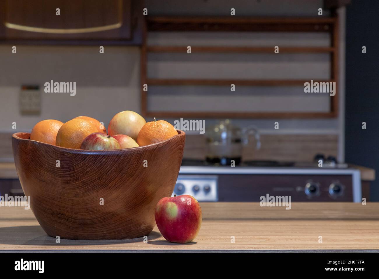 Holzschüssel auf der Küchentisch mit Obst Stockfoto
