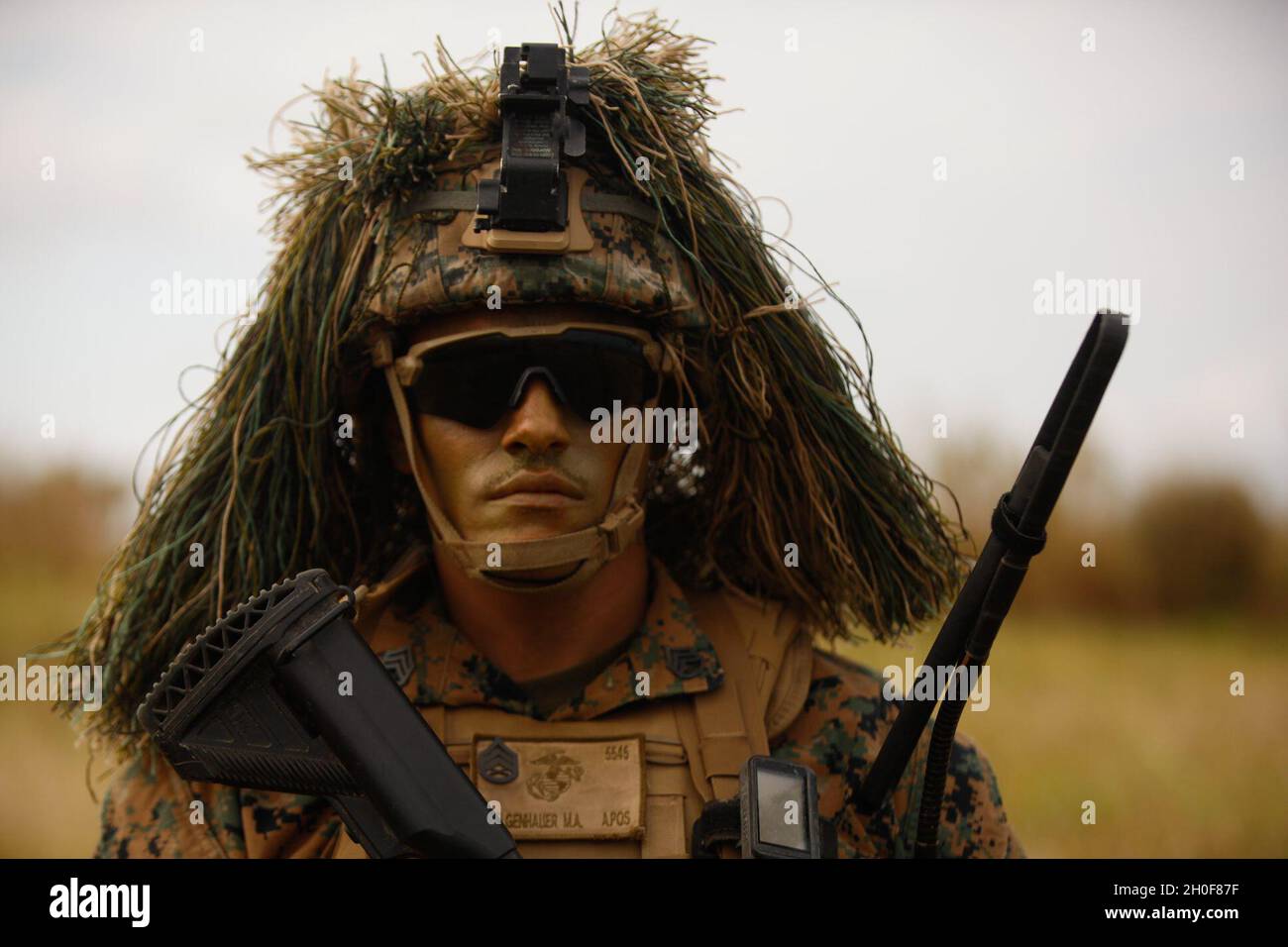 US Marine Corps Staff Sgt. Michael Felgenhauer, ein Platoon-Sergeant der Lima Company, 3D Bataillon, 3d Marines, der derzeit an die 3d Marine Division angeschlossen ist, patrouilliert während eines Luftangriffs auf IE Shima, Okinawa, Japan, 23. Februar 2021. Marines verfeinerten ihre taktischen Fähigkeiten, während sie sich schnell an einen kargen Ort einsetzten und ihre Fähigkeit zeigten, wichtiges maritimes Terrain im Indo-Pazifik-Raum schnell zu ergreifen und zu verteidigen. Felgenhauer stammt aus Jacksonville, North Carolina. Stockfoto